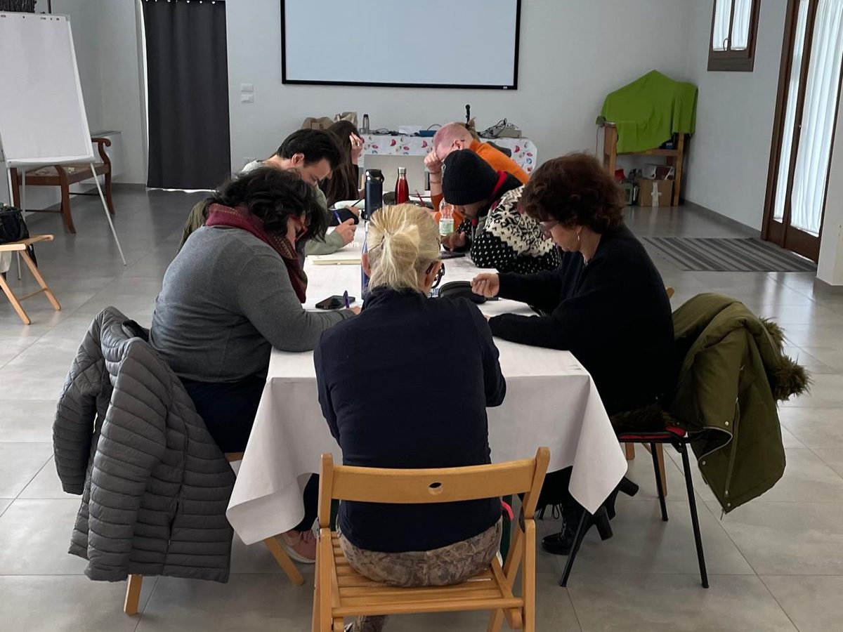 Partecipanti al lavoro in gruppo durante un corso