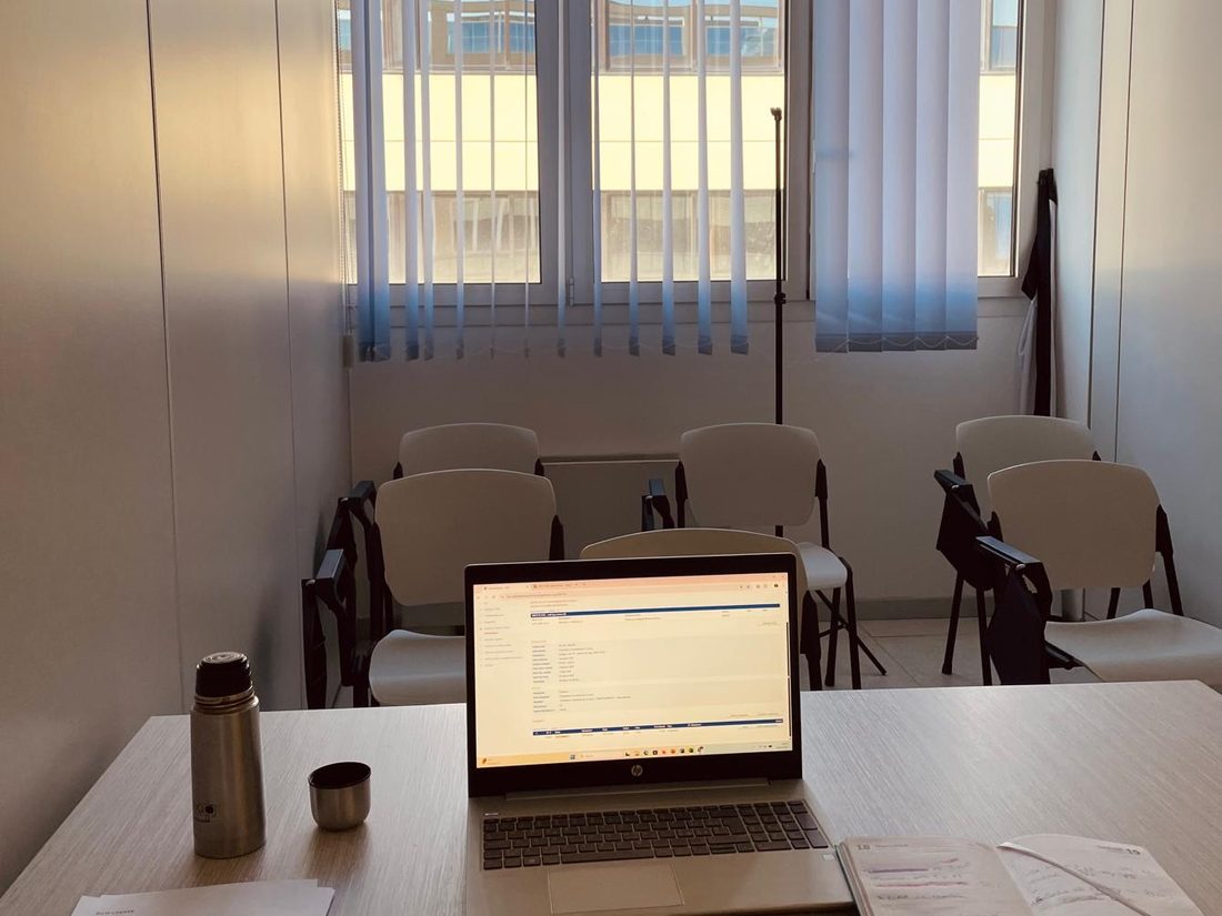 Aula pronta prima dell'inizio di una sessione